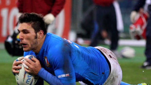 Try time ... winger Giovambattista Venditti of Italy scores the opening five-pointer,