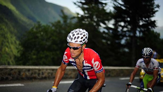 Thor Hushovd powers through the Pyrenees to reclaim the green jersey.