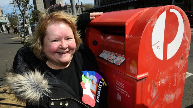 Magda Szubanski voting "yes".