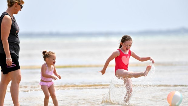 Anna Grigg, Tori Grigg 2 and Shilah Grigg 5 enjoy Rosebud beach, Weather picture. 21st November 2016, The Age, Fairfaxmedia Picture by Joe Armao