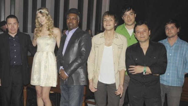 Swift with Droste (green shirt) and various other singers back in 2009.