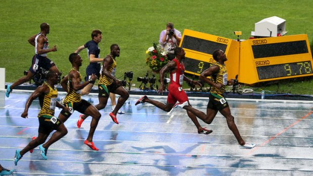 Usain Bolt crusies home to beat Justin Gatlin.