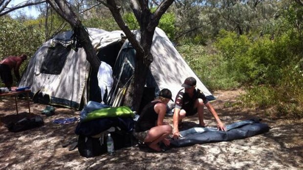 Many disappointed campers are packing up on North Stradbroke Island due to the bushfire threat. Photo: Renae Henry/Ten News, via Twitter.