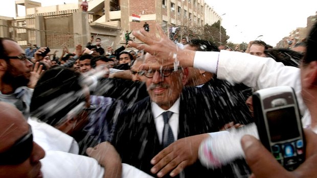 Islamist protesters in a poor Cairo neighbourhood attack moderate opposition leader Mohamed ElBaradei.