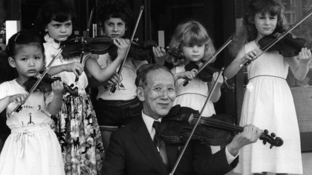 1980: Dr Shinichi Suzuki and some young violinists demonstrate the Suzuki technique.