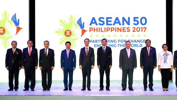 Vietnam's Pham Binh Minh, fourth from left, joins fellow ministers at the 50th ASEAN Foreign Ministers Meeting in Manila on Saturday. 