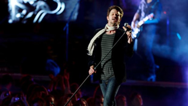 Powderfinger front man Bernard Fanning performs at the ARIA Awards.