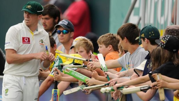 Peter Siddle signs autographs between overs at Bellerive.