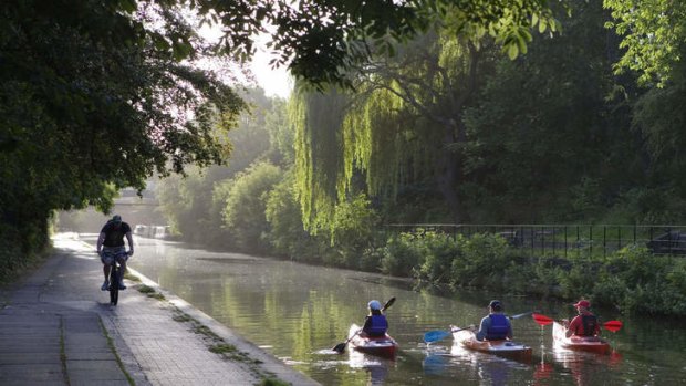 English life on the canal.