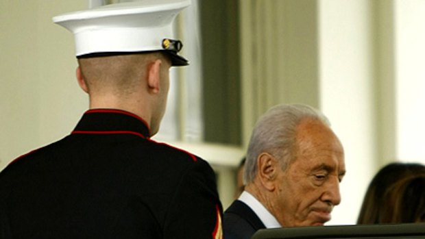 Shimon Peres leaves the White House.