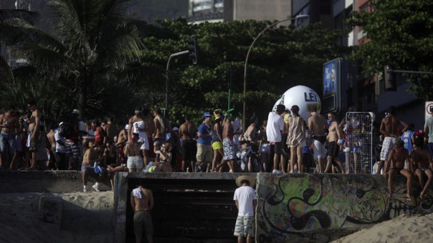 Men urinate during the annual block party known as the "Simpatia e Quase Amor" during pre-carnival celebrations in Rio de Janeiro February 2, 2013.