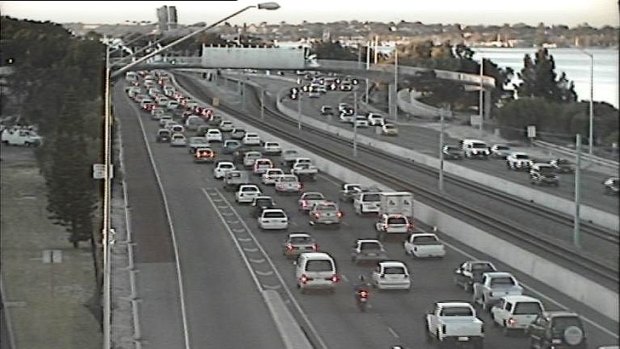 Southbound traffic at Mill Point Road is already backed up due to the closure of the Kwinana Freeway.