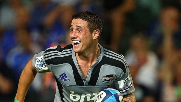The try that broke the Force ... TJ Perenara of the Hurricanes scoots away for his third five-pointer.