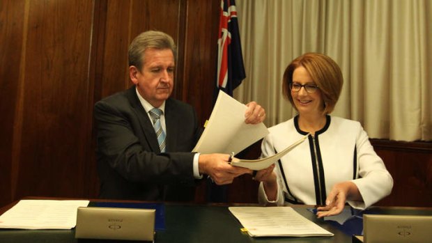 Julia Gillard and Barry O'Farrell sign the Gonski agreement.