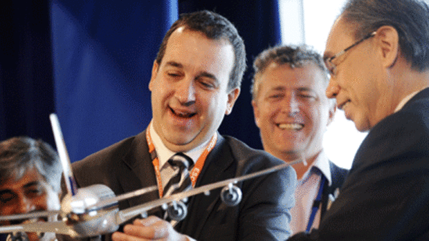 Martin Pakula discusses the A380 with Singapore Airlines executives.