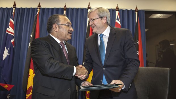 Papua New Guinea's Prime Minister, Peter O'Neill, and Australian counterpart  Kevin Rudd shake on their agreement over asylum seekers.
