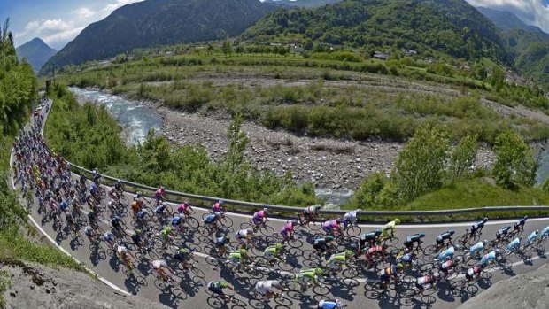 The pack: the 10th stage of the Giro d'Italia, from Cordenons to Altopiano del Montasio, on Tuesday. Photo: AP
