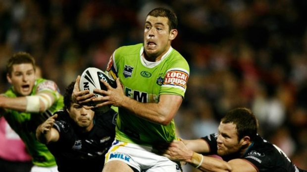 Terry Campese of the Raiders breaks the Panthers defence during the NRL Third Qualifying Final match between the Penrith Panthers and the Canberra Raiders at CUA Stadium on September 11, 2010.