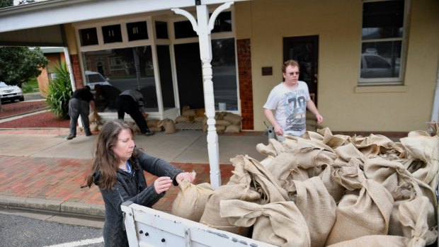 Locals prepare for a flood as the Avoca River nears its peak in Charlton.