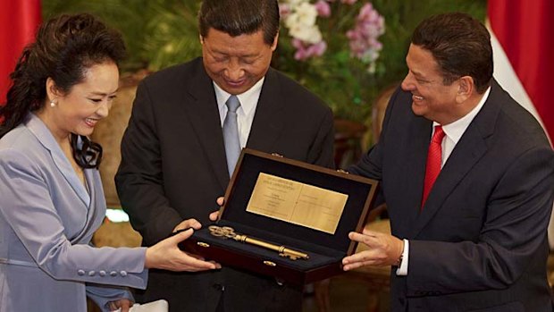 China's President Xi Jinping, centre, and his wife Peng Liyuan hold the key to the city given to them by San Jose Mayor Johnny Araya in California.