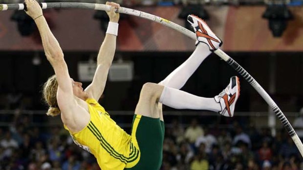 Steve Hooker has successfully defended his Commonwealth Games title.