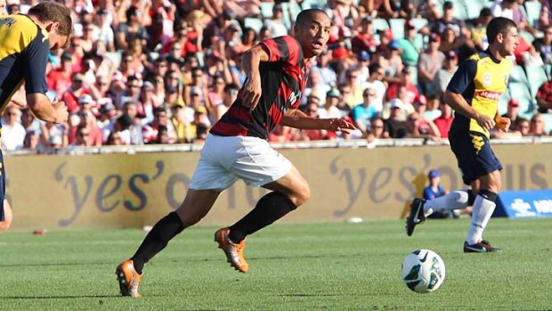 On the run &#8230; Western Sydney's Shinji Ono takes a through ball in midfield in the first half of the Wanderers' home game against the Central Coast Mariners.