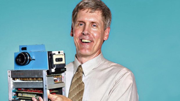 Steve Sasson with the fist digital camera he created in 1975.