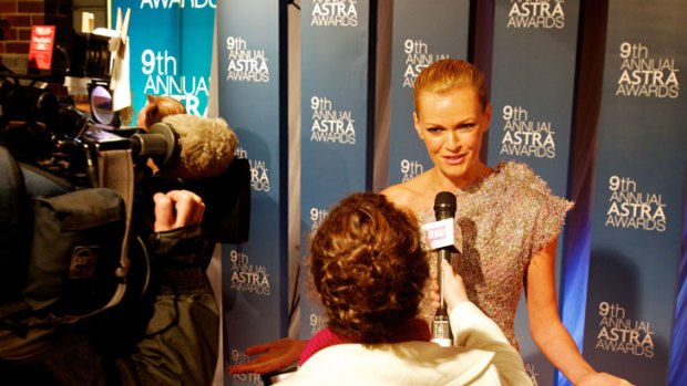 Family connection ... Sarah Murdoch talks to ‘‘friendly’’ media outside the Sydney Theatre last night.