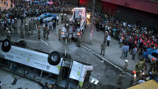 A bus has fallen 15 metres off a bridge in Brazil, killing at least seven people.