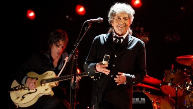 Bob Dylan cracks a smile on stage. It's not sure if he read the Swedish medical researchers' work before this photo.