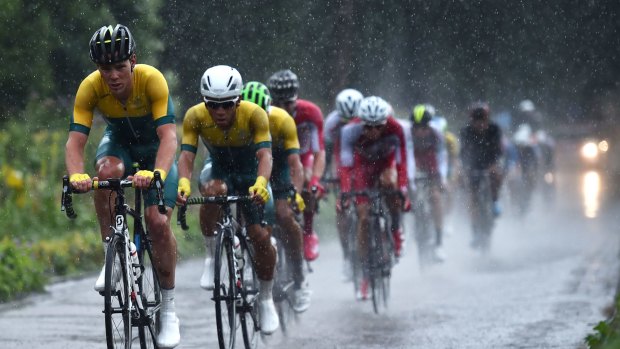 Australia's Mark Renshaw leads the peloton as it chases the Isle of Man's breakaway rider Peter Kennaugh during the men's road race in Glasgow.