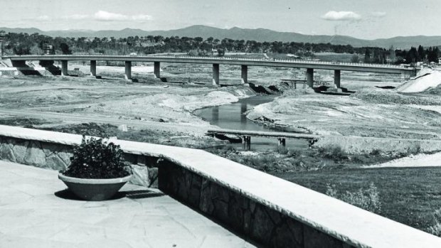 The Commonwealth Bridge under construction in 1962-63.