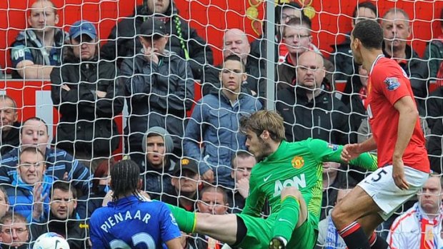 Last-gasp equaliser &#8230; Everton's Steven Pienaar fires past Manchester United goalkeeper David de Gea to make it 4-4.