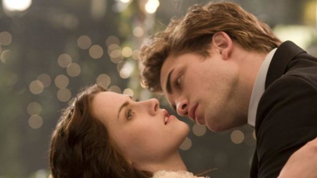 Kristen Stewart and Robert Pattinson shine in <i>Twilight</i>.