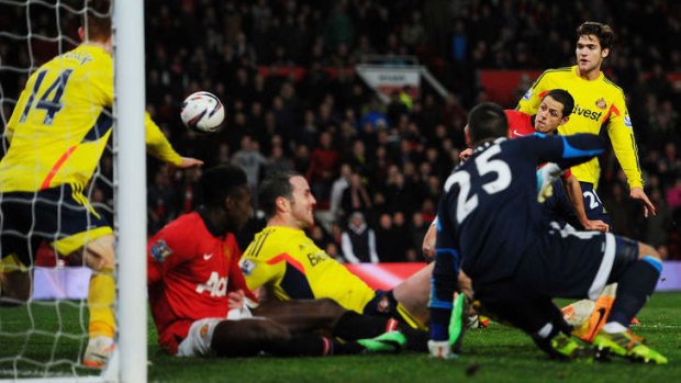 Too late: Manchester United's Javier Hernandez scores against Sunderland.