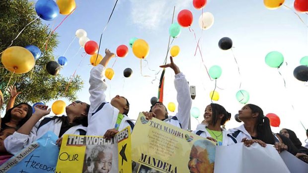 Goodbye "Tata": South African youth release 95 balloons representing the 95 years of life of the late Nelson Mandela.