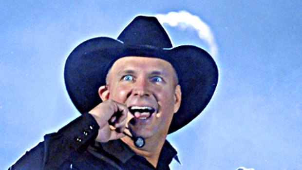 The man in the hat comes back ... Garth Brooks is Vegas bound.