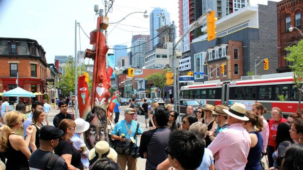  Toronto's Queen Street West neighbourhood graffiti tour.