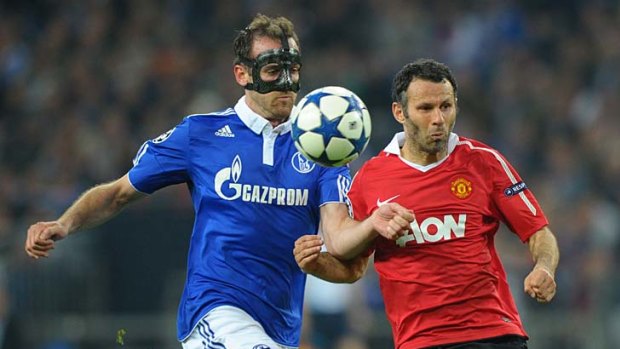 On your Mask: Schalke defender Christoph Metzelder and Ryan Giggs battle for possession.