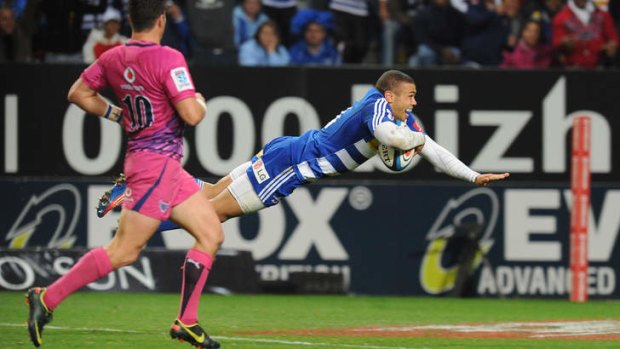 Bryan Habana of the Stormers dives over for a try.