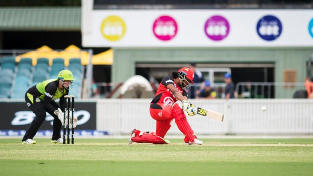 The Melbourne Renegades' Chamari Atapattu launches into a loose ball against Sydney Thunder in Canberra on Wednesday.
