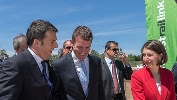 Italian Prime Minister Matteo Renzi, NSW Premier Mike Baird and Minister for Transport Gladys Berejiklian inspect
the sky train works.