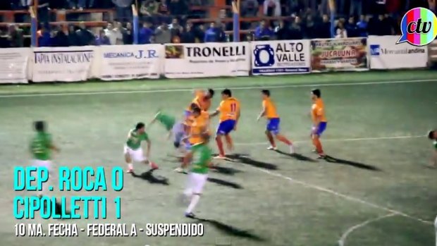 Fighting erupts between players from Deportivo Roca and Cipolletti.