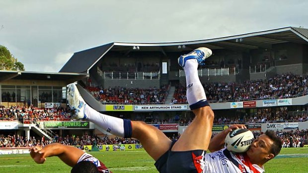 Sam Perrett scores for the Sydney Roosters.
