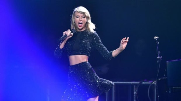 Photographers at Taylor Swift concerts must sign waivers handing over the photo rights to Swift.