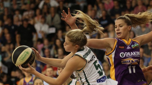 Dandenong's Aimie Clydesdale rebounds ahead of Melbourne's Olivia Thompson on Monday night.