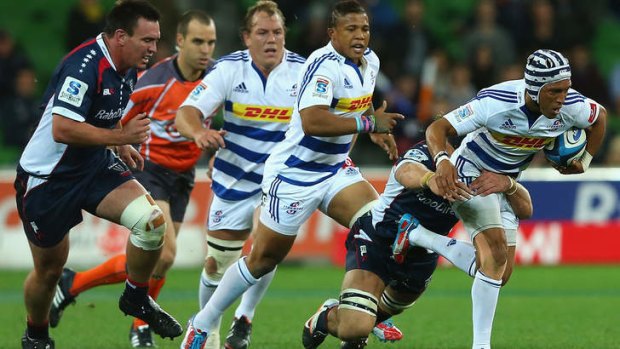 Gio Aplon of the Stormers makes a line break.
