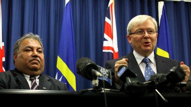Prime Minister Kevin Rudd signs a memorandum with President of the Republic of Nauru, Baron Waqa, regarding asylum seekers who will be processed and can settled on the Pacific Island nation.