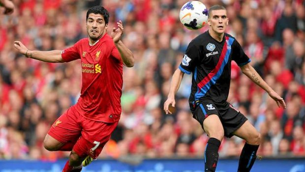 Luis Suarez (L) helped Liverpool return to the top of the English Premier League table.