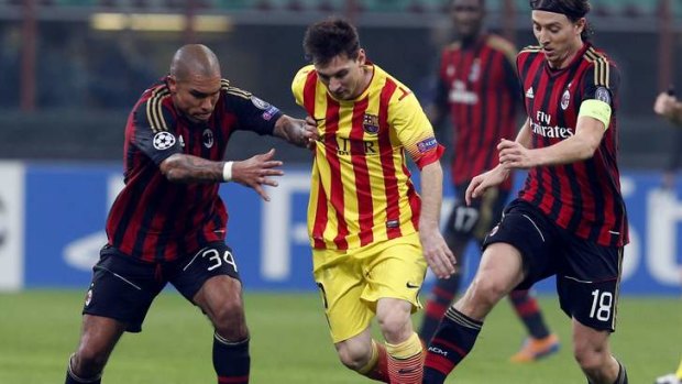 Lionel Messi (C) fights for the ball with Riccardo Montolivo (R) and Nigel de Jong (L) of AC Milan.
